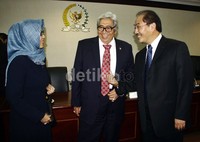 Ketua MPR Taufik Kiemas (tengah), Ketua DKPP Jimly Ashiddiqqie (kanan) dan anggota DKPP Valina Singka berbincan-bincang seusai pertemuan. Seperti diketahui, Ketua DKPP sudah memecat puluhan anggota KPU dan Bawaslu lantaran terbukti melanggar kode etik penyelenggaraan pemilu. Ramses/detikFoto.