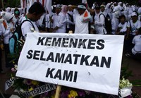 Mereka juga membawa spanduk bertuliskan antara lain, 'BPJS Mengancam 1.534 Keluarga Jadi Pengangguran', 'Save Verifikator Jamkesmas for BPJS', 'Kemenkes Selamatkan Kami', 'Kemenkes Lalai Lindungi Pekerjanya'. Ramses/detikFoto.
