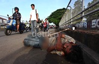 Pengemis tersebut meminta sedekah kepada warga yang melintas.
