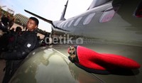     Seorang prajurit Kopassus rehat sejenak jelang pembukaan latgab.