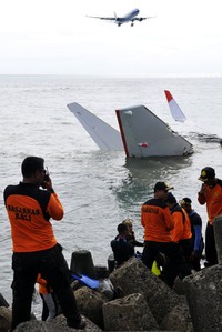 Hingga kini, pesawat tersebut masih berada di pinggiran laut dekat Bandara Ngurah Rai. Rencananya pesawat itu akan ditarik, tapi urung dilakukan karena pesawat terlalu berat. Setelah berdiskusi, akhirnya pesawat nahas itu akan dipotong-potong. Reuters/Stringer.