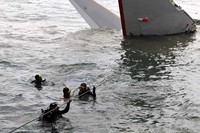     Empat orang penyelam mencari Cockpit Voice Recorder (CVR) yang berada di bagian ekor pesawat. Reuters/Stringer.