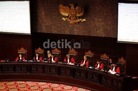     Dalam sidang tersebut, Mahkamah Konstitusi (MK) menolak permohonan yang diajukan pasangan Effendi Simbolon-Jumiran Abdi.