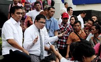 Effendi Simbolon (kiri) bersama kuasa hukumnya Arteria Dahlan (tengah) dan Jumiran Abdi (kanan) memberi tanggapan atas putusan MK.