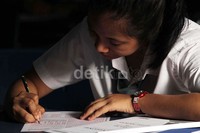 Pelajar mengikuti Ujian Nasional di SMA 1 Jakarta, Jakarta Pusat, Senin (15/4).