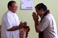 Prabowo bersilaturahmi juga dengan Uskup Hubertus Leteng. (dok Gerindra).
