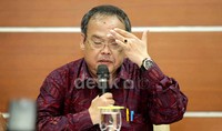 Sambil memegangi jidatnya, Inspektur IV Itjen Kemdikbud Amin Priatna memberikan penjelasan mengenai penundaan Ujian Nasional (UN) di 11 provinsi.