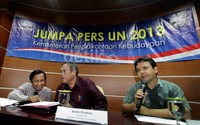 Inspektur IV Itjen Kemdikbud Amin Priatna memberikan penjelasan dengan didampingi anggota Badan Standar Nasional Pendidikan (BSNP) Teuku Rami Zakaria (kiri) dan Kepala Pusat Informasi & Humas Kemdikbud Ibnu Hamid (kanan).