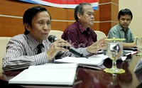 Anggota Badan Standar Nasional Pendidikan (BSNP) Teuku Rami Zakaria (kiri) memberikan penjelasan.