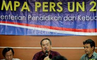 Mendikbud M Nuh tidak terlihat dalam jumpa pers tersebut karena sedang memantau percetakan yang mencetak soal UN.
