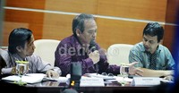 Menurut Inspektur IV Itjen Kemdikbud Amin Priatna (tengah), keterlambatan tersebut karena kesalahan percetakan.