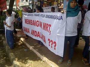 Jokowi Didemo Puluhan Warga Fatmawati yang Tolak Jalur Layang MRT
