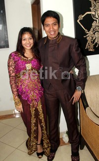 Desta dan Natasha Rizki fitting baju pernikahan mereka.