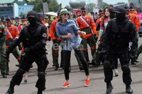 Luna Maya bergoyang dengan para tentara. (dok. detikHOT)