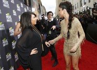 Kim menyapa Selena Gomez. REUTERS/Danny Moloshok.