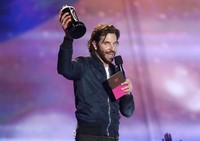 Bradley Cooper membawa pulang penghargaan Best Male Performance dan Best Kiss bersama Jennifer Lawrence lewat perannya di film 'Silver Linings Playbook'. REUTERS/Danny Moloshok.