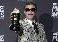 Will Ferrell dinobatkan sebagai Comedic Genius Award. REUTERS/Phil McCarten.