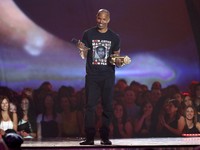 Jamie Foxx tersenyum saat mendapatkan dua penghargaan untuk Best WTF Moment lewat film 'Django Unchained' dan MTV Generation Award. REUTERS/Danny Moloshok.