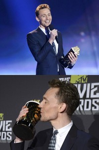 Meraih Best Fight dan Best Villain lewat film 'The Avengers', Tom Hiddleston mencium pialanya dengan bangga. REUTERS/Phil McCarten; REUTERS/Danny Moloshok.