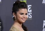 Selena Gomez Bersinar di MTV Movie Awards 2013
