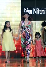 Hamil Besar, Shelomita Eksis di Catwalk