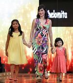 Hamil Besar, Shelomita Eksis di Catwalk