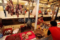 Pedagang bermain catur sambil menunggu pembeli. Menurut Ketua Komite Daging Sapi DKI Jakarta, Sarman Simanjorang, jika tak segera diantisipasi dikhawatirkan harga ini akan terus melonjak. Terlebih harga tersebut diperkirakan akan menembus Rp 120.000/kg pada bulan puasa dan lebaran nanti.