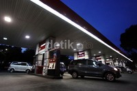     Sejumlah mobil mengisi bahan bakar di SPBU Pejompongan, Jakarta, Senin (15/4/2013).
