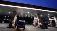 Pemerintah berencana menerapkan 2 harga berbeda untuk BBM jenis premium. Harga Rp 4.500/liter hanya untuk motor dan angkutan umum, sementara untuk mobil pribadi rencananya dijual Rp 6.500 per liter.