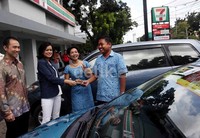 President Director of PT Modern Putra Indonesia, Henri Honoris (kiri), bersama Artis Eva Celia (tengah) dan Vice President of Business Development Blue Bird Group, Noni Purnomo (kedua dari kanan) memesan taksi melalui teknologi Taxi Mobile Reservation (TMR) yang disediakan di gerai 7-Eleven.