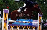 Salah satu atlet berkuda unjuk kemampuan di cabang Show Jumping (halang rintangan).
