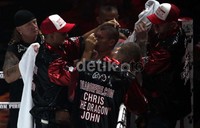Darah yang keluar dari pelipis Chris John tak berhenti meski dia sudah mendapat perawatan dari tim medis.