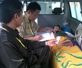 Fandy Garap Ujian di Ambulance yang Diparkir di Sekolah