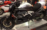 Jangan beranggapan kalau motor Ducati Diavel AMG ini dimodifikasi. Tapi motor ini memang benar-benar dipamerkan dan dijual untuk umum. Yang membuat Anda semua bingung yakni harga jualnya Rp 6 miliar. Wow harganya hampir setara dengan mobil super.