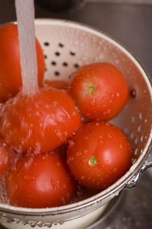 Kolesterol Darah Tinggi? Perbanyak Makan Tomat dan Kedelai!