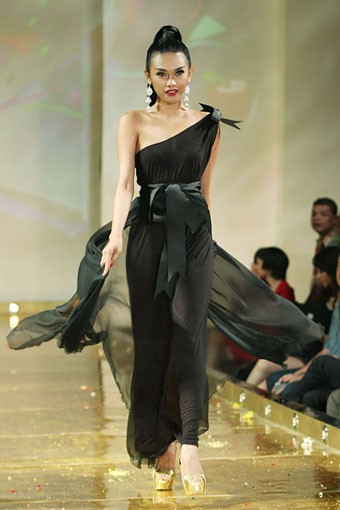 Jakarta, Indonesia - 10 April 2013. Adjie Notonegoro Adam & Hawa. Kemang Fashion Week 2013 at Lippo Mal Kemang.  Jakarta. [Foto: Mohammad Abduh/Wolipop]