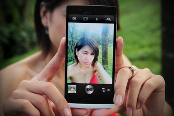 Opsi dalam aplikasi kamera bawaanya memang tidak banyak, paling-paling hanya ada pilihan untuk flash, modus gambar, lokasi, resolusi, face detection, dan lainnya. Ponsel ini juga sudah mendukung pengambilan gambar dalam modus panorama dan burst yang bisa menjepret hingga 5 foto tiap detiknya.