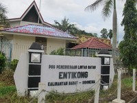 Desa Entikong di Kecamatan Entikong, Kabupaten Sanggau, Kalimantan Barat, adalah perbatasan yang masih merupakan wilayah Indonesia. Di sini terdapat gerbang perbatasan Indonesia-Malaysia yang buka sejak pukul 07.00-17.00 WIB. (Sastri/ detikTravel)