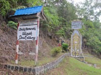 Gerbang masuk Desa Entikong. Hanya ada 1 jalan raya di desa ini. Jarak antara gerbang desa sampai gedung perbatasan sekitar 5 Km. (Sastri/ detikTravel)