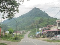 Beginilah jalan raya yang mulus di Desa Entikong. Masuk gerbang desa sampai ke perbatasan, pemukiman warga berjejer di kiri-kanan jalan. Ada juga beberapa jalan kecil yang terhubung ke kampung-kampung. (Sastri/ detikTravel)