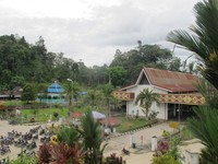 Inilah bangunan perbatasan Indonesia-Malaysia. Di sini, kendaraan berplat nomor Indonesia dan Malaysia lalu-lalang. Karena terletak di kontur lembah, wisatawan bisa menikmati atmosfer setempat dari Tugu Pancasila yang berada di atas bukit. (Sastri/ detikTravel)