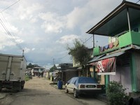 Inilah salah satu jalan kampung di Entikong. Mayoritas warga berdagang atau membuka toko. Aktivitas warga berjalan seperti biasa: ekonomi, pendidikan, keamanan, olahraga, serta jual-beli di pasar tradisional. (Sastri/ detikTravel)