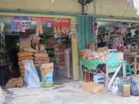 Salah satu toko yang menjual bahan pangan. Banyak produk Malaysia yang masuk Entikong, seperti beras, air mineral, dan gula pasir. Mirisnya, dengan kualitas yang sama, harga bahan-bahan pangan ini lebih murah dibanding keluaran Indonesia. (Sastri/ detikTravel)