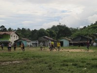 Warga Entikong yang bermain bola di salah satu lapangan kampung. Mereka biasa bermain bola saat pagi atau sore hari, karena sengatan matahari siang sangat terik di sini. (Sastri/ detikTravel)