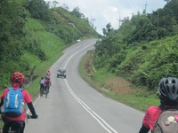 Tebedu adalah perbatasan yang masuk wilayah Malaysia. Jalanannya lebih mulus, tak ada pemukiman di kiri-kanan jalan, dengan jalanan yang lebih berkontur. Inilah para peserta Women Across Borneo yang sedang bersepeda menuju Kuching. (Sastri/ detikTravel)