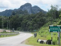 Kalau di Entikong tak ada papan nama, Tebedu punya banyak. Tiap kampung punya papan petunjuk dengan jalanan yang sama bagusnya. Di jalan raya hanya tampak lanskap hijau dan perbukitan. (Sastri/ detikTravel)