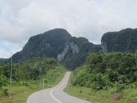 Tak ada panorama tebing tinggi di Entikong. Tebedu menawarkan panorama lebih indah dengan jalanan mulus. Namun, tak ada kehidupan warga yang bisa dilihat sepanjang perjalanan di Tebedu. Indonesia lebih punya banyak cerita! (Sastri/ detikTravel)