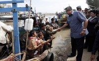 Presiden SBY blusukan ke kampung nelayan di Dusun Pasirputih, Cilamaya Kulon, Karawang, Jawa Barat. Abror Rizki/Setpres.