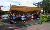 Di dalam taman terdapat area bermain untuk anak-anak seperti jungkat-jungkit, perosotan, maupun mainan panjatan.