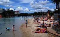 Tak hanya itu, di sana tersedia kolam renang yang dibuat seperti di pinggir pantai lengkap dengan pasir putihnya. Dan semua itu tanpa dipungut bayaran alias gratis.